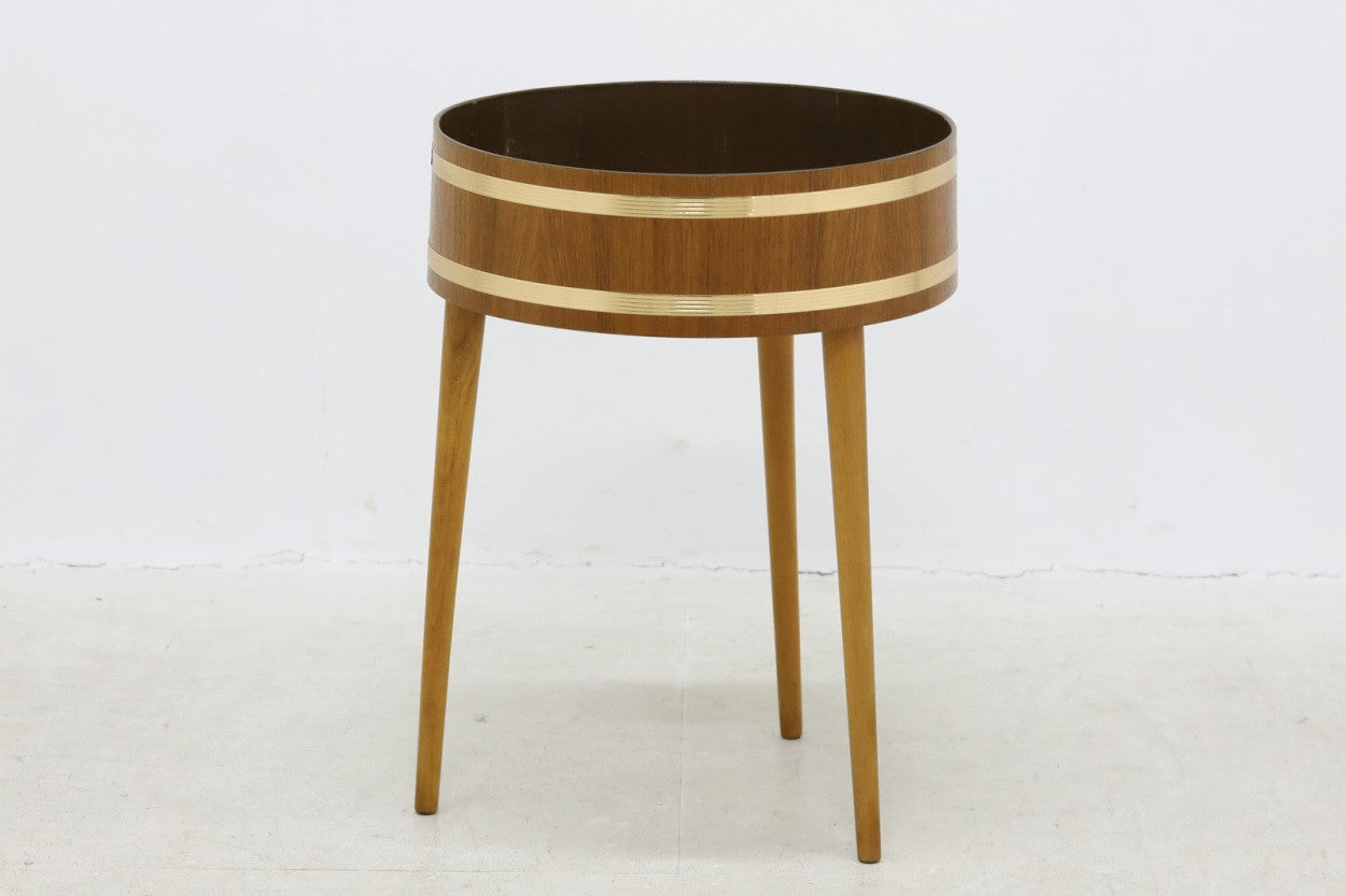デンマーク製の円形のプランターです。良質なチーク材が使用されており、個性的なデザインです。ビンテージ品ならではの3本脚がすっきりとした印象です。
