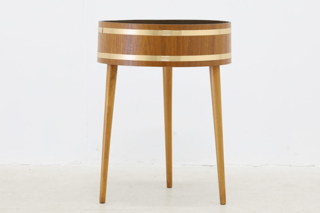 デンマーク製の円形のプランターです。良質なチーク材が使用されており、個性的なデザインです。ビンテージ品ならではの3本脚がすっきりとした印象です。