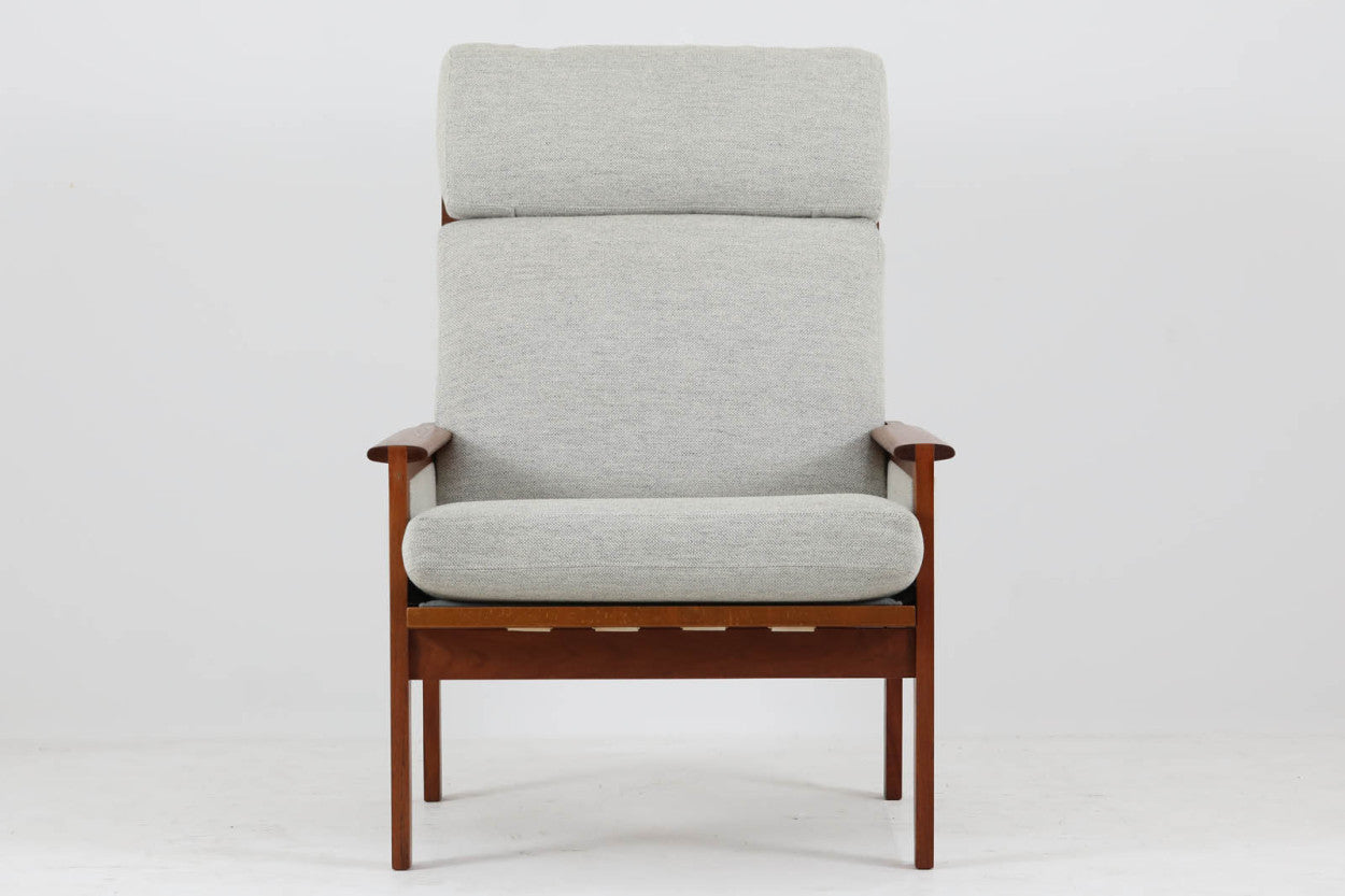 IllumWikkelsoデザインのハイバックソファです。シンプルなフォルムですが、アーム部の見せるジョイントが特徴的です。側面にもファブリックが付属している希少なモデルです。良質なチーク材が使用されており、正面からだけでなく背面から見ても美しいデザインです。座面下のウェビングテープはデンマーク製の物で張替済みです。クッションはオリジナルの状態です。クッションカバーはクリーニング済みですが、細かい汚れやファスナーに劣化が見受けられますので、張替希望の方はご購入後お知らせくださいませ。※工賃15,000円(税抜)＋生地代金