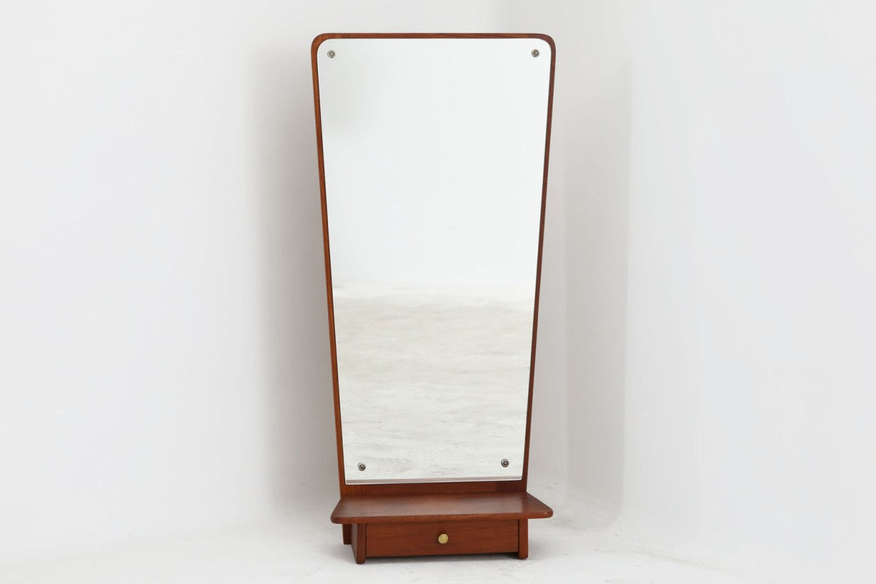 北欧より買い付けたビンテージミラーです。フレームは良質なチーク材が使用されており、北欧家具らしい雰囲気を感じていただけます。背面に壁掛け用の金具が御座います。引き出し付きの珍しいモデルです。