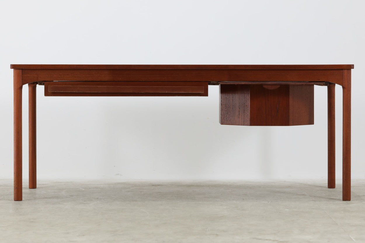 デンマークより買い付けたセンターテーブルです。センターテーブルでは珍しく裁縫セットを収納出来るモデルです。チーク材が使用されており高級感がございます。