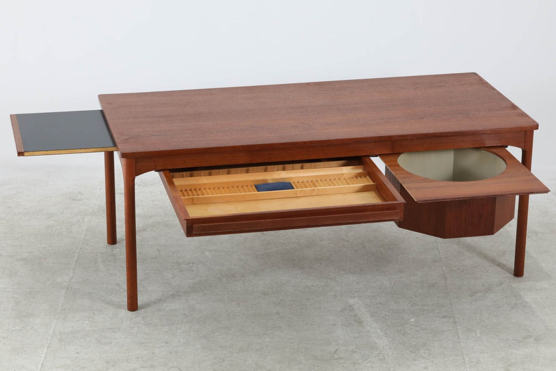 デンマークより買い付けたセンターテーブルです。センターテーブルでは珍しく裁縫セットを収納出来るモデルです。チーク材が使用されており高級感がございます。
