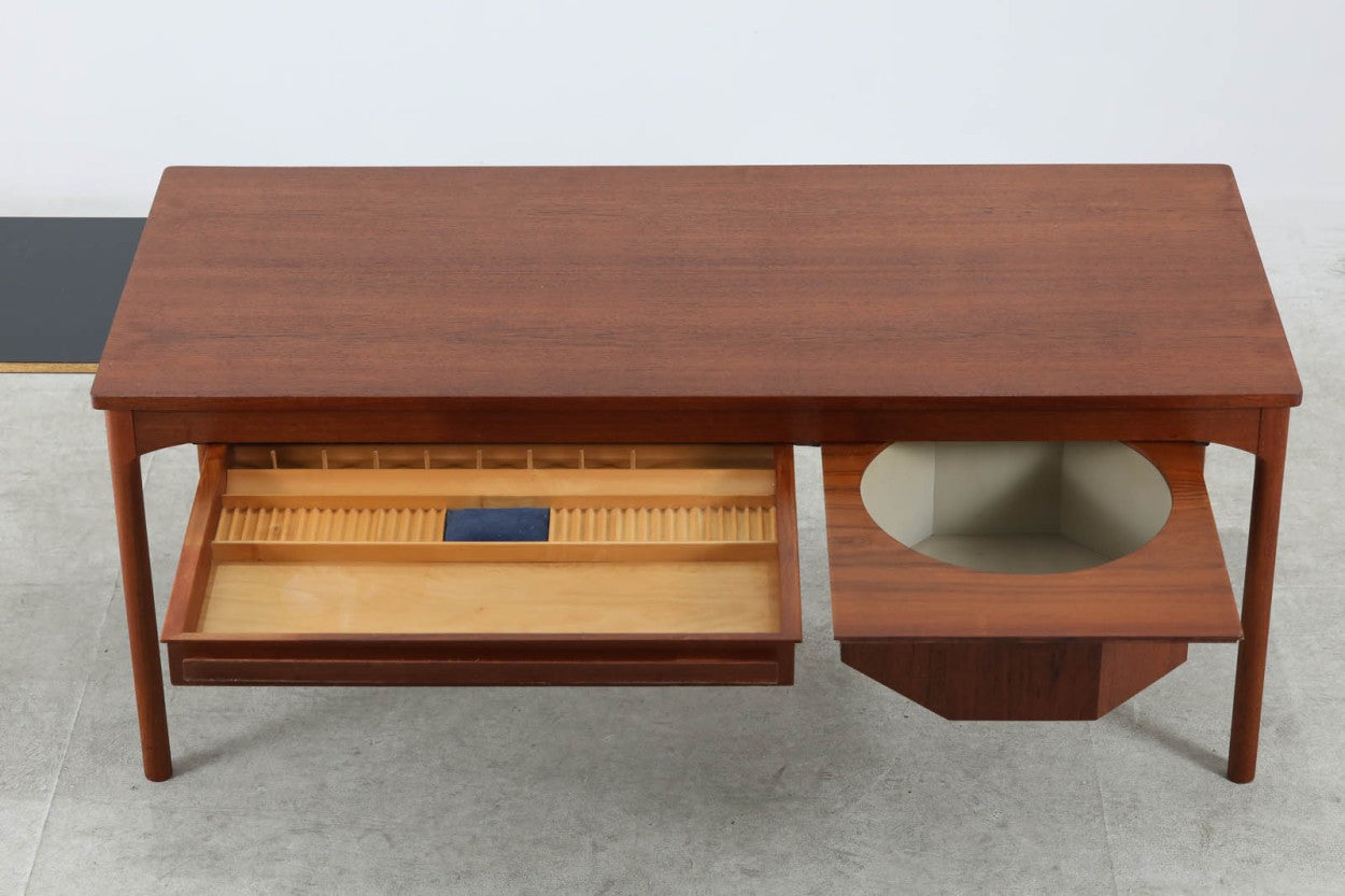 デンマークより買い付けたセンターテーブルです。センターテーブルでは珍しく裁縫セットを収納出来るモデルです。チーク材が使用されており高級感がございます。