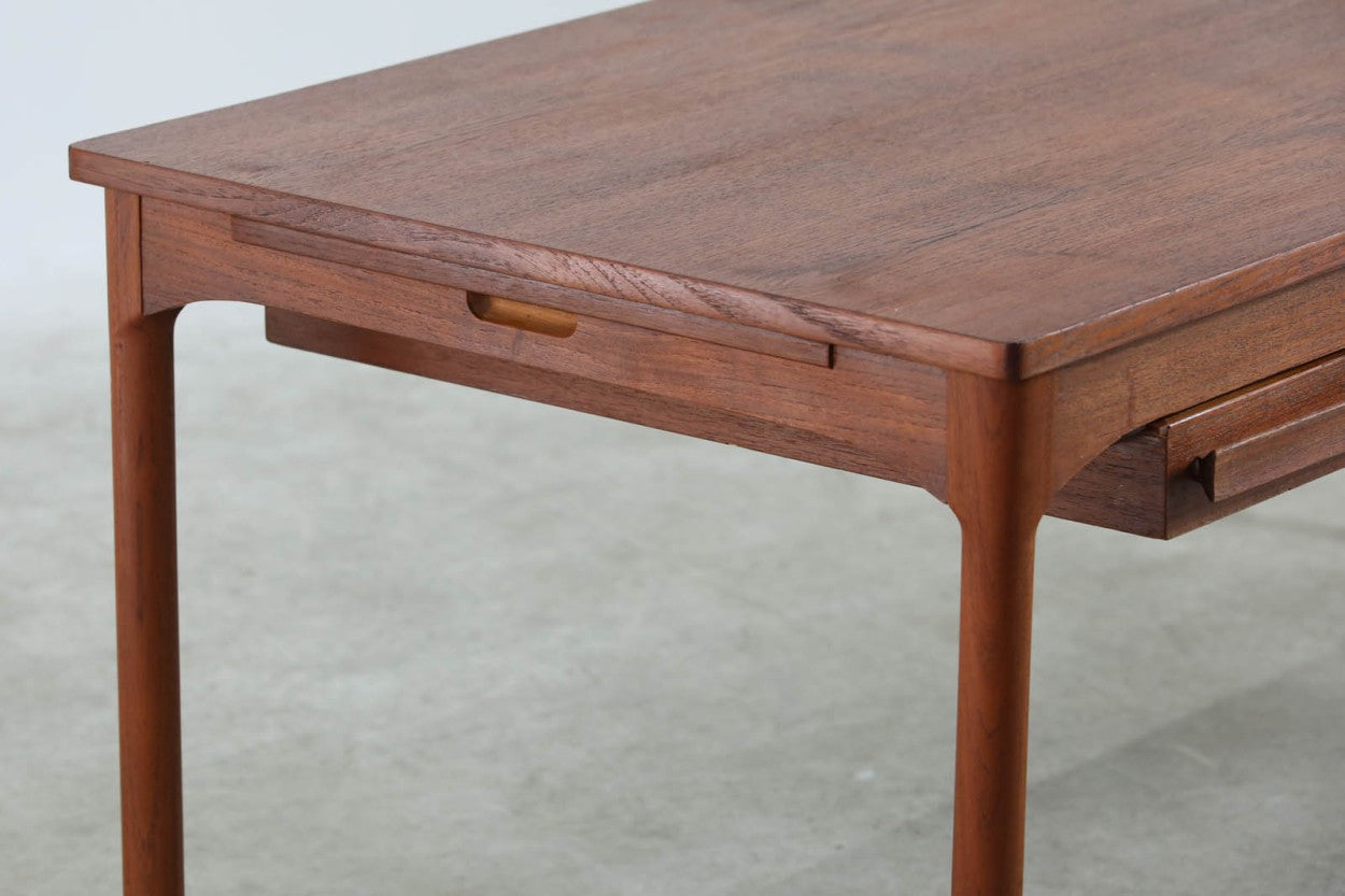 デンマークより買い付けたセンターテーブルです。センターテーブルでは珍しく裁縫セットを収納出来るモデルです。チーク材が使用されており高級感がございます。