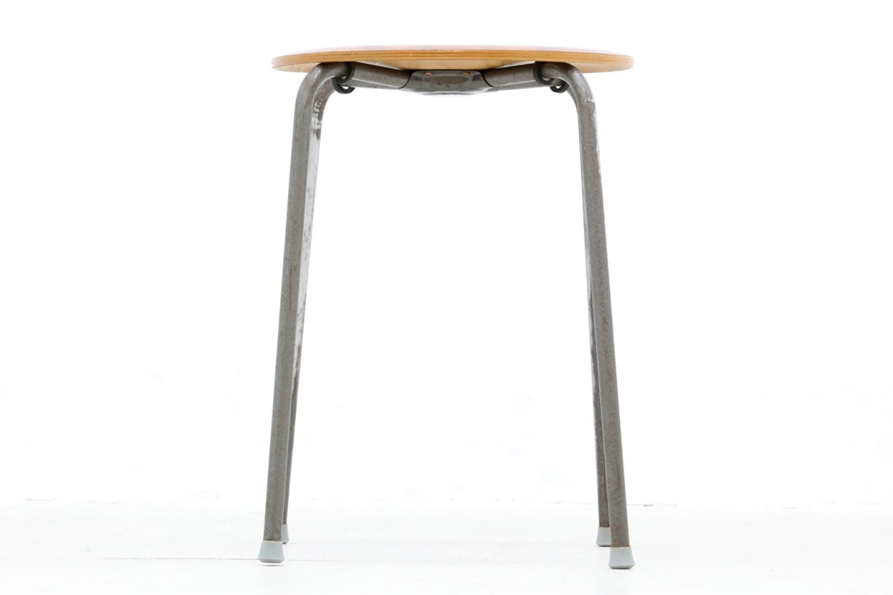 デンマーク製のスツールです。お部屋に1つあると便利です。同タイプの物をスタッキングする事が出来ます。