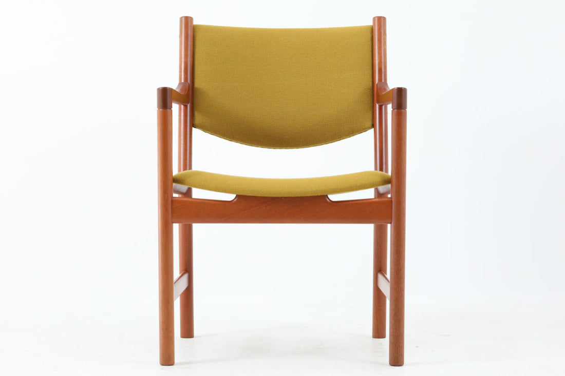 デンマークより買い付けた「JH250」です。織田氏のハンスウェグナーの椅子100にも紹介されている物で、今は無きJohannesHansen社の後期(1974年～)に製造されたモデルです。時代の移り変わりを考えさせられるチェアです。シンプルなデザインで座り心地は良好です。ビンテージ品でのみ入手可能です。