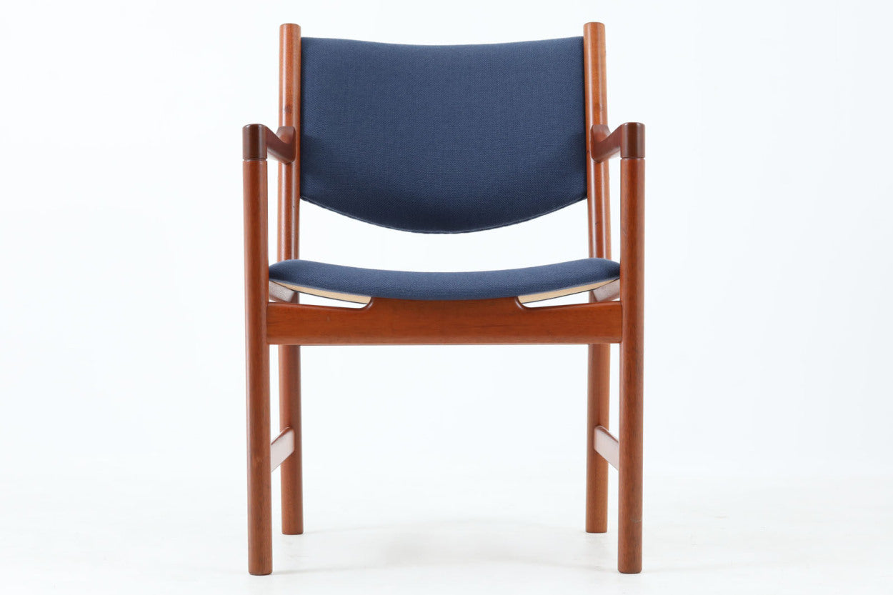 デンマークより買い付けた「JH250」です。織田氏のハンスウェグナーの椅子100にも紹介されている物で、今は無きJohannesHansen社の後期(1974年～)に製造されたモデルです。時代の移り変わりを考えさせられるチェアです。シンプルなデザインで座り心地は良好です。ビンテージ品でのみ入手可能です。