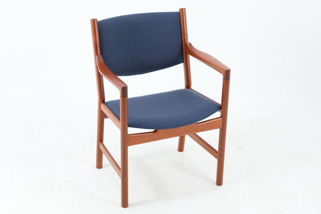 デンマークより買い付けた「JH250」です。織田氏のハンスウェグナーの椅子100にも紹介されている物で、今は無きJohannesHansen社の後期(1974年～)に製造されたモデルです。時代の移り変わりを考えさせられるチェアです。シンプルなデザインで座り心地は良好です。ビンテージ品でのみ入手可能です。