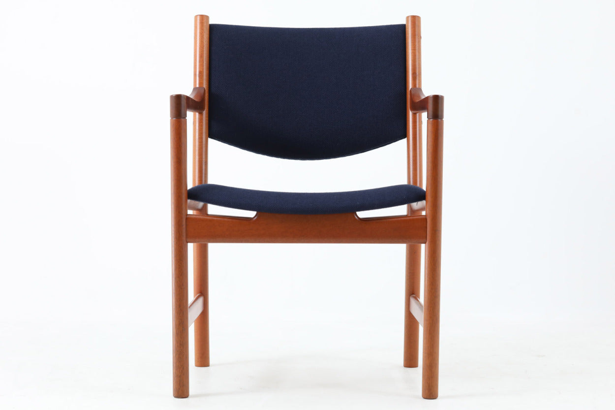 デンマークより買い付けた「JH250」です。織田氏のハンスウェグナーの椅子100にも紹介されている物で、今は無きJohannesHansen社の後期(1974年～)に製造されたモデルです。時代の移り変わりを考えさせられるチェアです。シンプルなデザインで座り心地は良好です。ビンテージ品でのみ入手可能です。