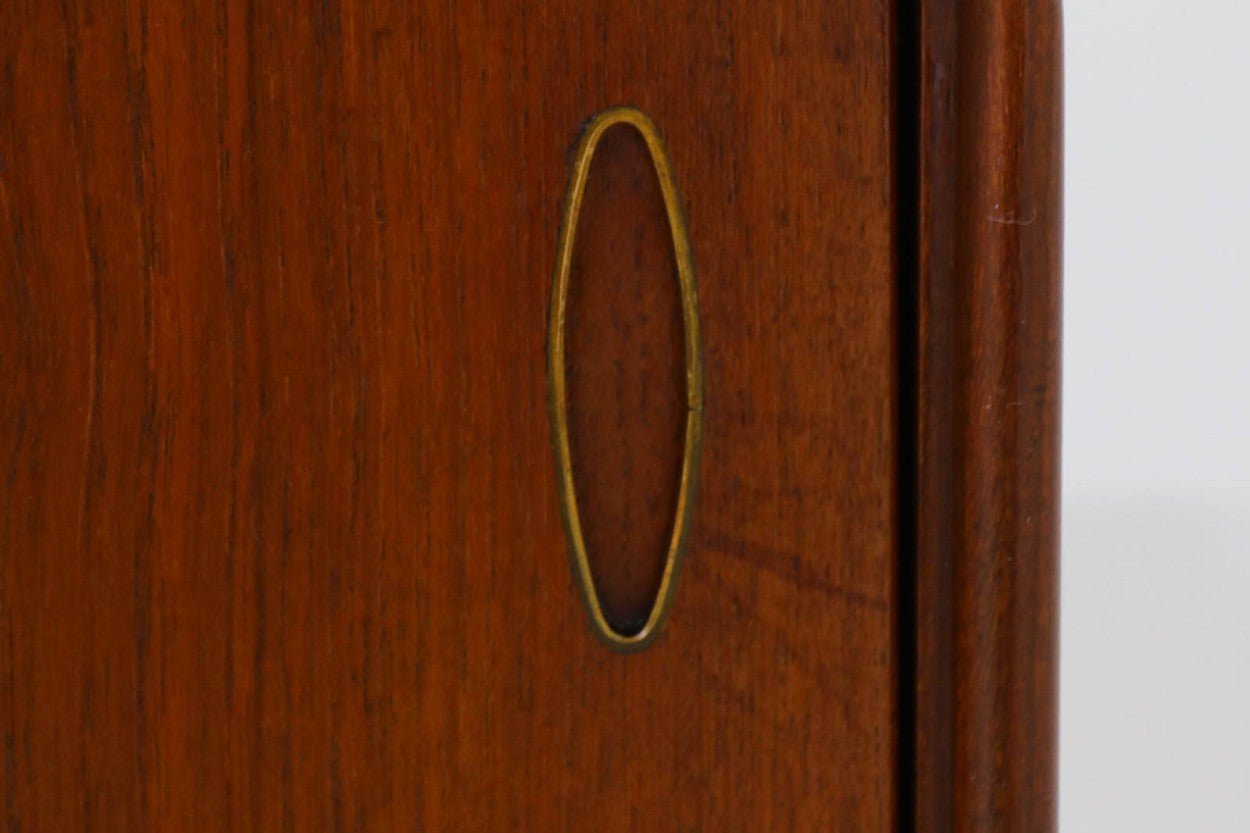 デンマークより買い付けたサイドボードです。良質なチーク材が使用されており、細かいディティールを見ると熟練の職人によって丁寧に作成されている事が伺えます。天板の縁には丸みを帯びた無垢材がジョイントされており、長めの脚とあいまって非常にすっきりとした印象をうけます。既製品には無い素敵なデザインです。