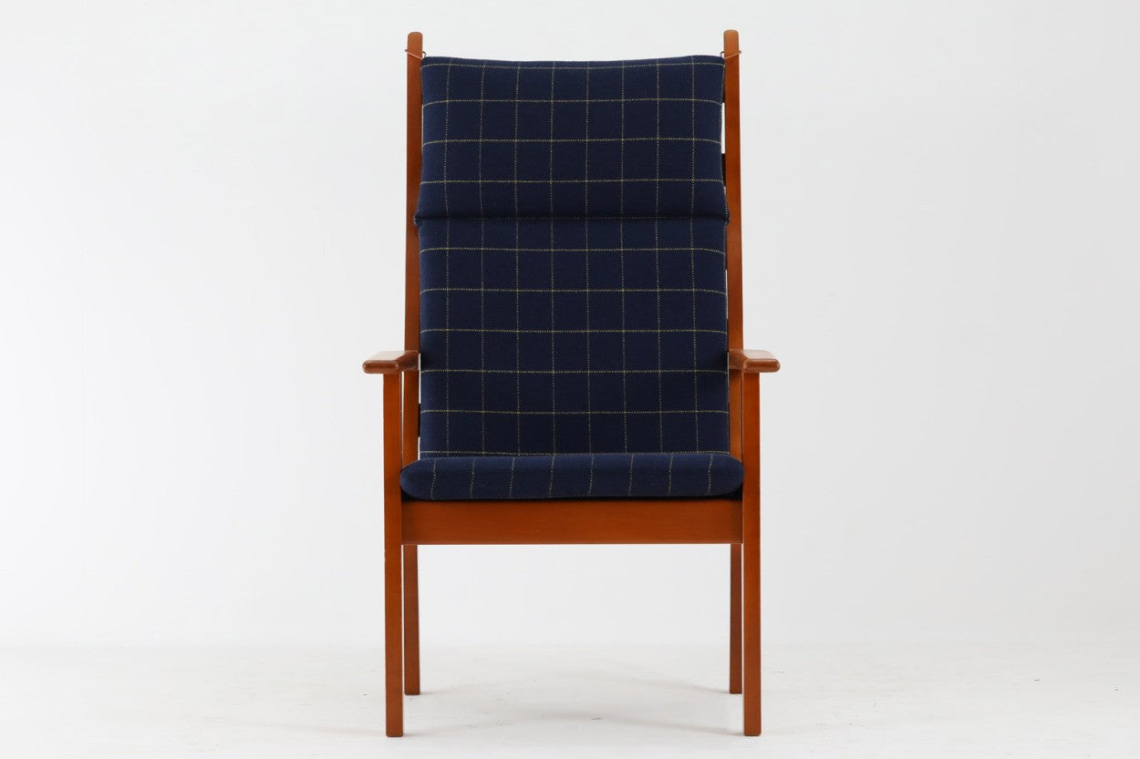 GETAmA社で作製された『GE284』です。HansJ.Wegnerデザインですが、1984年と比較的近年にデザインされており、GETAmA社の熟練工の高齢化や家具作成の機械化によって、よりシンプルな形状が好まれた頃の作品です。フレームには良質なビーチ材が使用されており、経年により濃くなった色味が魅力的です。現行品の販売もある人気の作品です。非常にシンプルなフォルムで、長くお使いいただけると思います。