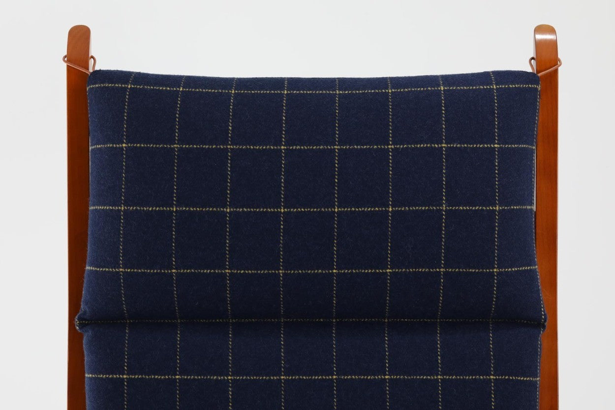 GETAmA社で作製された『GE284』です。HansJ.Wegnerデザインですが、1984年と比較的近年にデザインされており、GETAmA社の熟練工の高齢化や家具作成の機械化によって、よりシンプルな形状が好まれた頃の作品です。フレームには良質なビーチ材が使用されており、経年により濃くなった色味が魅力的です。現行品の販売もある人気の作品です。非常にシンプルなフォルムで、長くお使いいただけると思います。