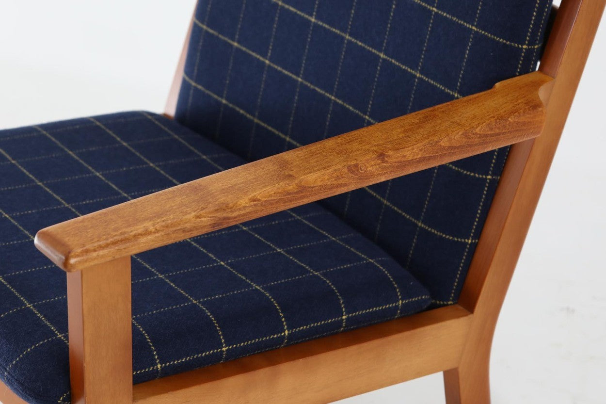 GETAmA社で作製された『GE284』です。HansJ.Wegnerデザインですが、1984年と比較的近年にデザインされており、GETAmA社の熟練工の高齢化や家具作成の機械化によって、よりシンプルな形状が好まれた頃の作品です。フレームには良質なビーチ材が使用されており、経年により濃くなった色味が魅力的です。現行品の販売もある人気の作品です。非常にシンプルなフォルムで、長くお使いいただけると思います。