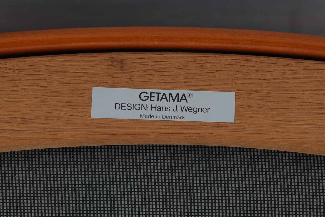 GETAmA社で作製された『GE284』です。HansJ.Wegnerデザインですが、1984年と比較的近年にデザインされており、GETAmA社の熟練工の高齢化や家具作成の機械化によって、よりシンプルな形状が好まれた頃の作品です。フレームには良質なビーチ材が使用されており、経年により濃くなった色味が魅力的です。現行品の販売もある人気の作品です。非常にシンプルなフォルムで、長くお使いいただけると思います。