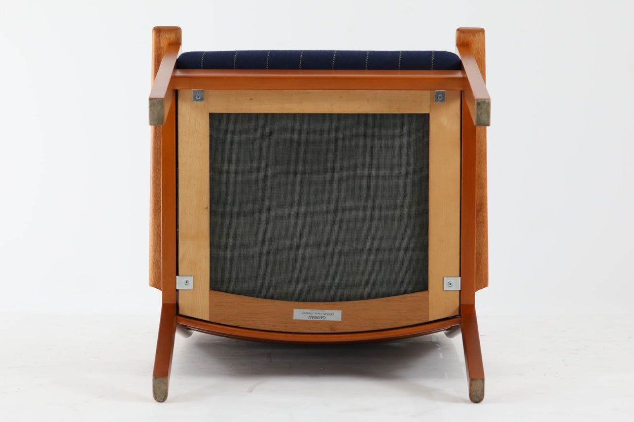 GETAmA社で作製された『GE284』です。HansJ.Wegnerデザインですが、1984年と比較的近年にデザインされており、GETAmA社の熟練工の高齢化や家具作成の機械化によって、よりシンプルな形状が好まれた頃の作品です。フレームには良質なビーチ材が使用されており、経年により濃くなった色味が魅力的です。現行品の販売もある人気の作品です。非常にシンプルなフォルムで、長くお使いいただけると思います。