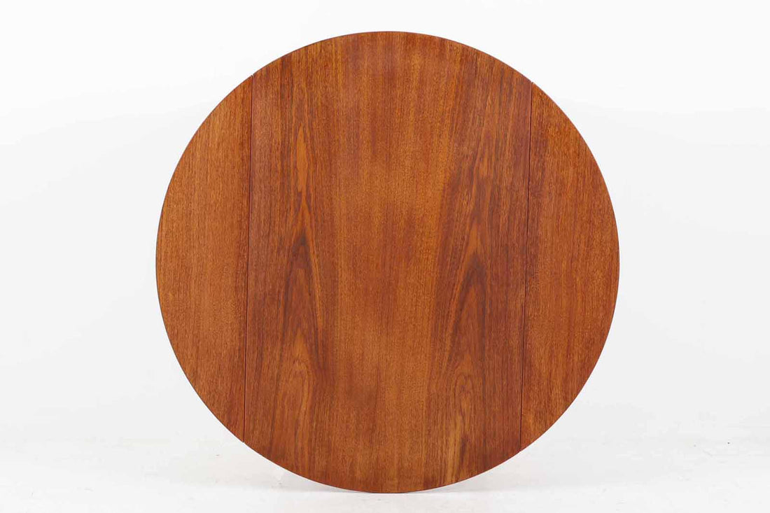 北欧より買い付けたバタフライ式センターテーブルです。横幅では無く、奥行が大きくなり拡張時には円形になる非常に珍しいデザインです。マガジンスペースもあり使い勝手が良さそうです。天板には綺麗な木目のチーク突板材、脚部分にはオーク無垢材が使用されており高級感がございます。