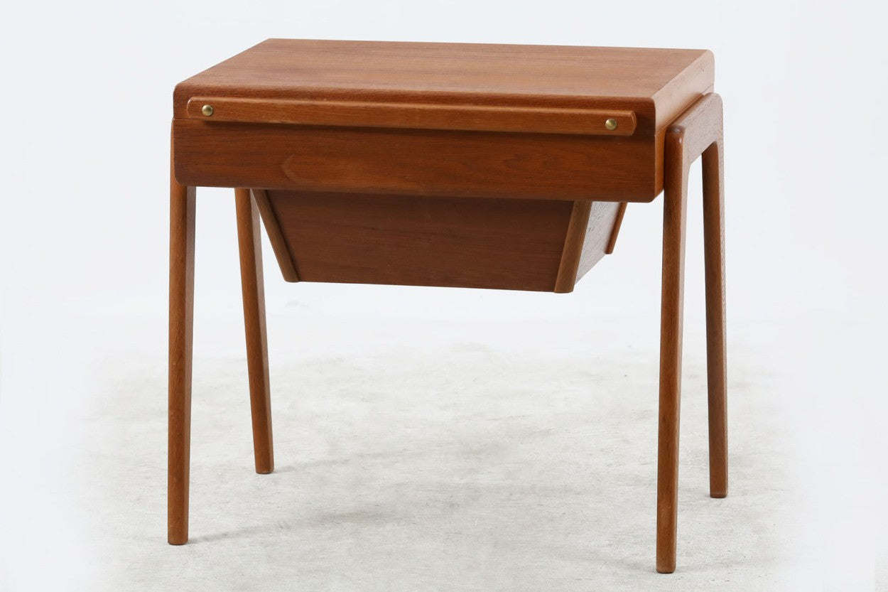 北欧より買い付けたソーイングテーブルです。天板には良質なチーク材、取手や脚にはオーク材が使用されているスウェーデン家具ならではの組み合わせです。天板は大きく開き、取手が脚になる珍しいデザインです。