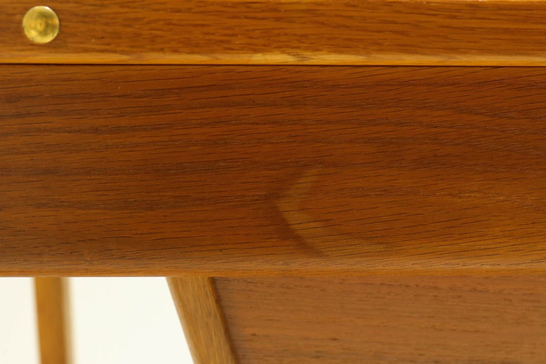北欧より買い付けたソーイングテーブルです。天板には良質なチーク材、取手や脚にはオーク材が使用されているスウェーデン家具ならではの組み合わせです。天板は大きく開き、取手が脚になる珍しいデザインです。