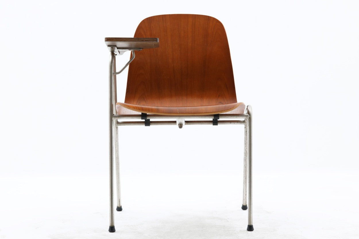 デンマークにて買い付けたハーフアームチェアです。良質なチーク材がフレームに使用されており、ハーフアームが特徴的なデザインです。