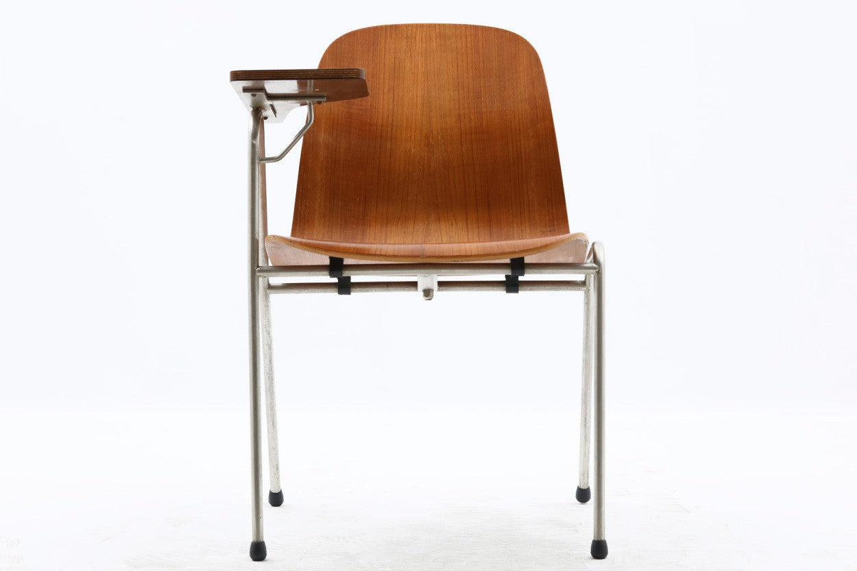 デンマークにて買い付けたチェアです。座面のチーク材合板の滑らかなラインが素敵です。チーク材とスチールの組み合わせもオシャレです。珍しいアーム付きのチェアで使い勝手も良さそうです。