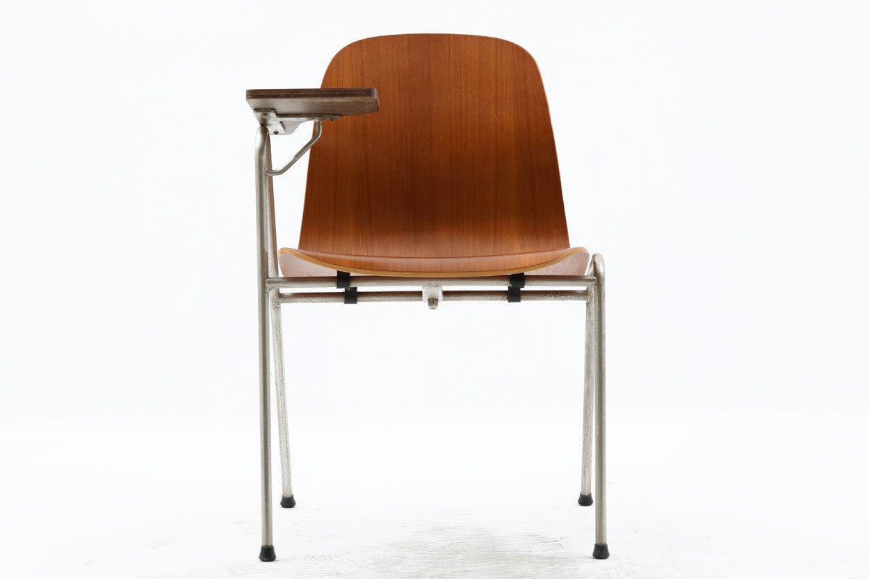 デンマークにて買い付けたチェアです。座面のチーク材合板の滑らかなラインが素敵です。チーク材とスチールの組み合わせもオシャレです。珍しいアーム付きのチェアで使い勝手も良さそうです。