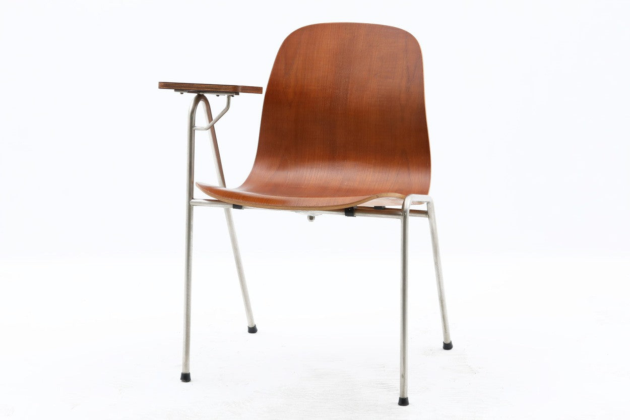 デンマークにて買い付けたチェアです。座面のチーク材合板の滑らかなラインが素敵です。チーク材とスチールの組み合わせもオシャレです。珍しいアーム付きのチェアで使い勝手も良さそうです。