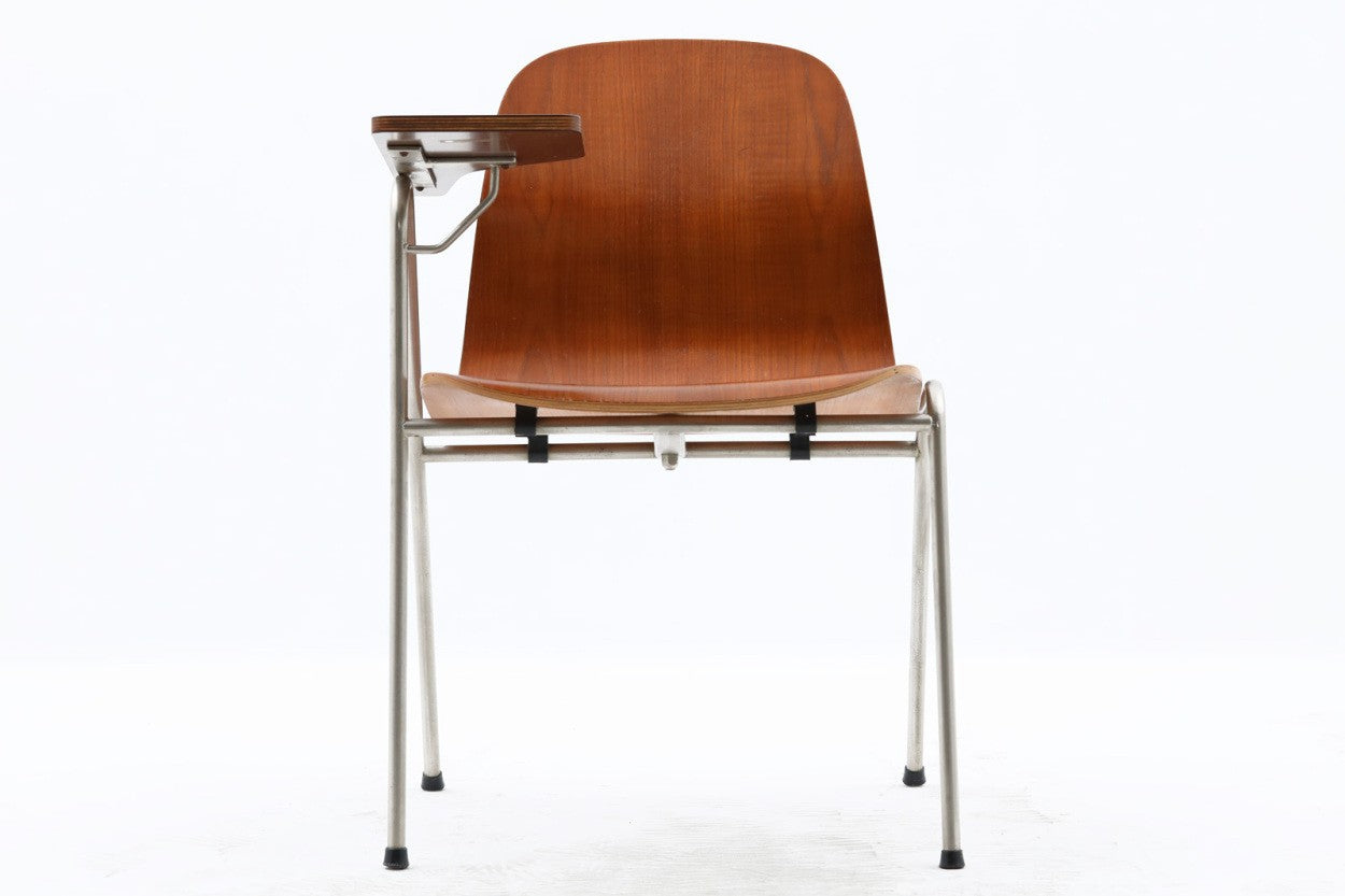 デンマークにて買い付けたチェアです。座面のチーク材合板の滑らかなラインが素敵です。チーク材とスチールの組み合わせもオシャレです。珍しいアーム付きのチェアで使い勝手も良さそうです。