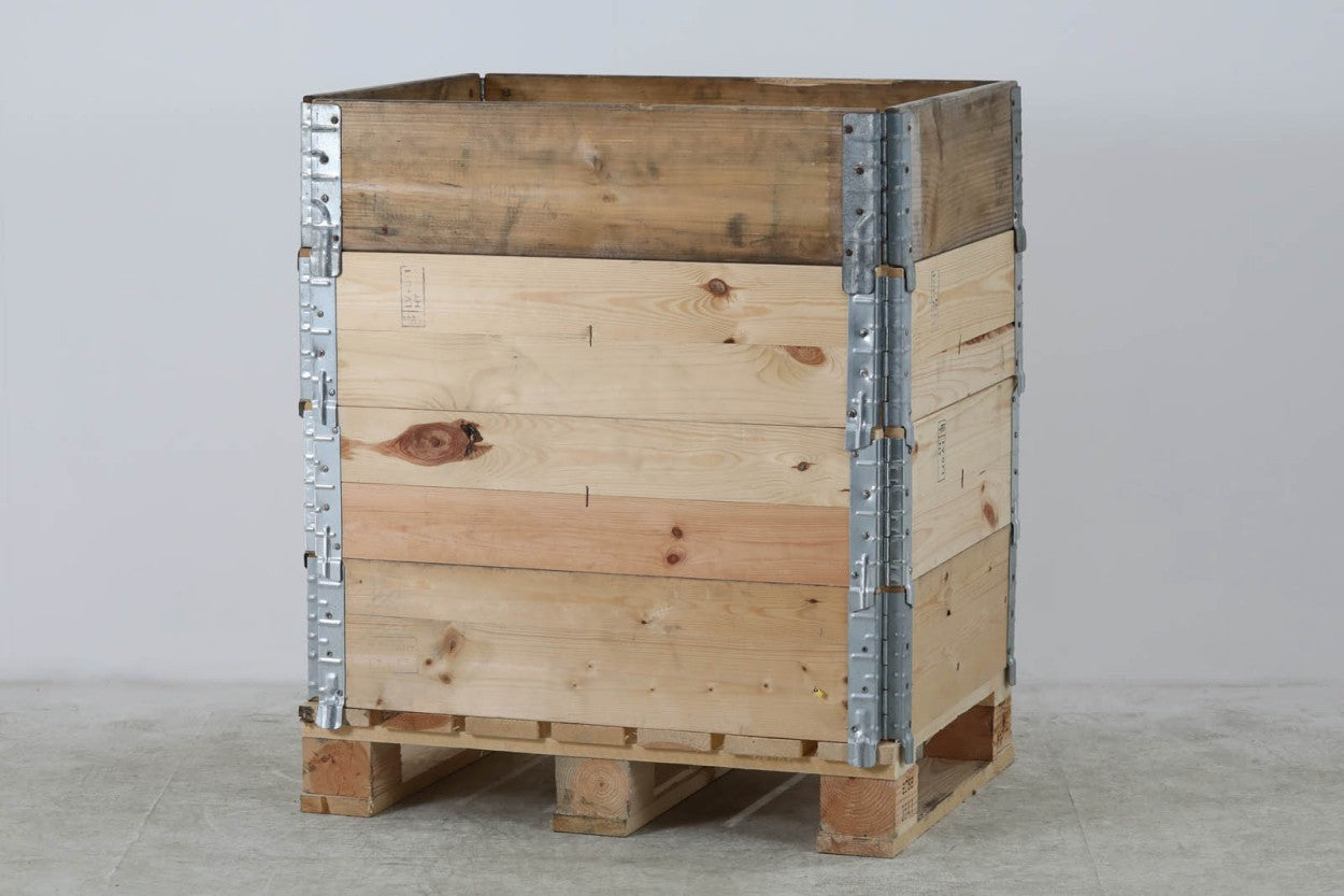 デンマーク製のスタッキング出来るボックスが付属した木製パレットです。デンマークの現場で実際に使用されていたものですので、汚れなどございますが、新品には無い良い味わいです。スタッキングボックスは折りたたみが出来る珍しいタイプです。