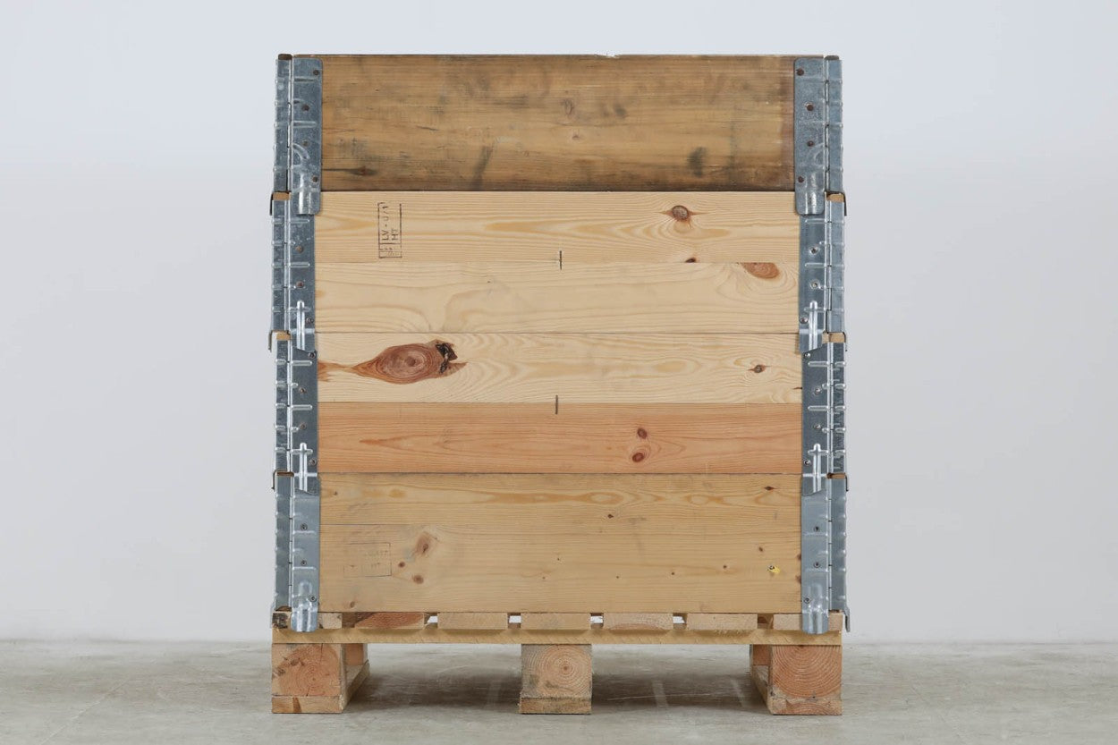 デンマーク製のスタッキング出来るボックスが付属した木製パレットです。デンマークの現場で実際に使用されていたものですので、汚れなどございますが、新品には無い良い味わいです。スタッキングボックスは折りたたみが出来る珍しいタイプです。