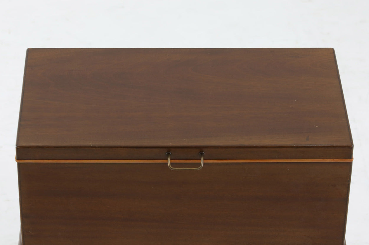 北欧より買い付けたソーイングテーブルです。本体には良質なマホガニー材が使用されています。天板を開けると使い勝手の良い収納部がございます。お部屋に置くだけで雰囲気を変えてくれそうです。