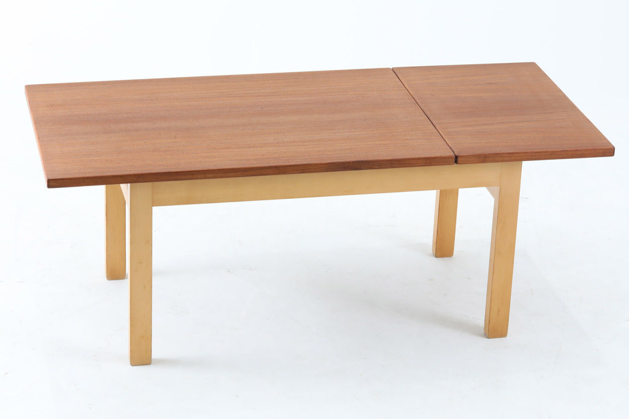 デンマークより買い付けました。天板に希少なマホガニー材、脚部にはビーチ無垢材が使用されています。天板をスライドさせることで用途によって拡張する事ができます。小ぶりなサイズで使い勝手が良さそうです。天板と脚部の組み合わせはビンテージ品ならではの良い雰囲気です。現地ではデイベッドと一緒に使用されておりました。