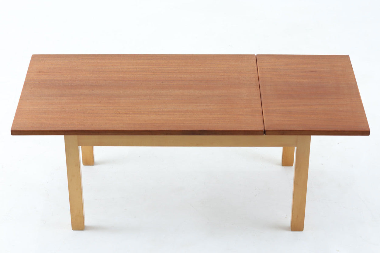 デンマークより買い付けました。天板に希少なマホガニー材、脚部にはビーチ無垢材が使用されています。天板をスライドさせることで用途によって拡張する事ができます。小ぶりなサイズで使い勝手が良さそうです。天板と脚部の組み合わせはビンテージ品ならではの良い雰囲気です。現地ではデイベッドと一緒に使用されておりました。