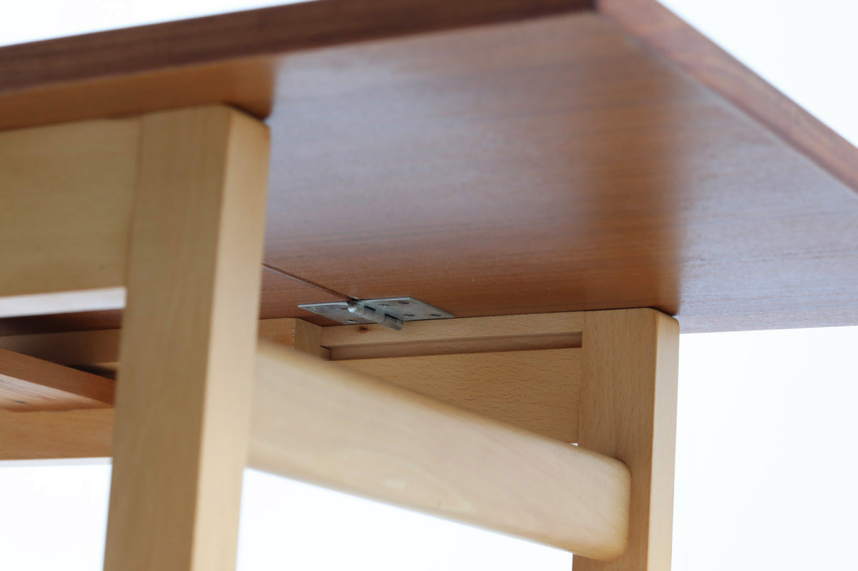 デンマークより買い付けました。天板に希少なマホガニー材、脚部にはビーチ無垢材が使用されています。天板をスライドさせることで用途によって拡張する事ができます。小ぶりなサイズで使い勝手が良さそうです。天板と脚部の組み合わせはビンテージ品ならではの良い雰囲気です。現地ではデイベッドと一緒に使用されておりました。