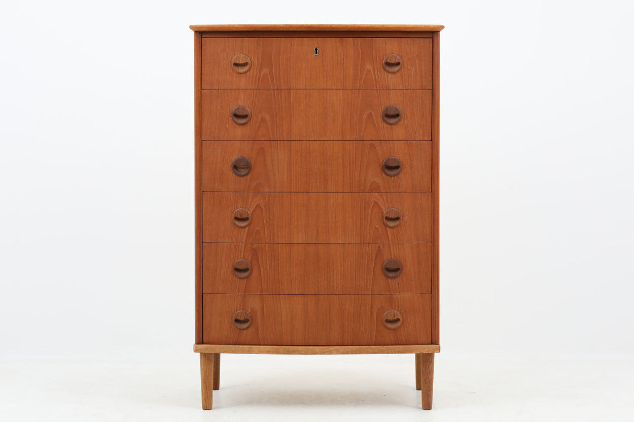 北欧より買い付けた6段チェストです。本体には木目が綺麗に揃った良質なチーク材が使用されており、脚にはオーク材が使用されています。丸みを帯びた素敵なデザインです。
