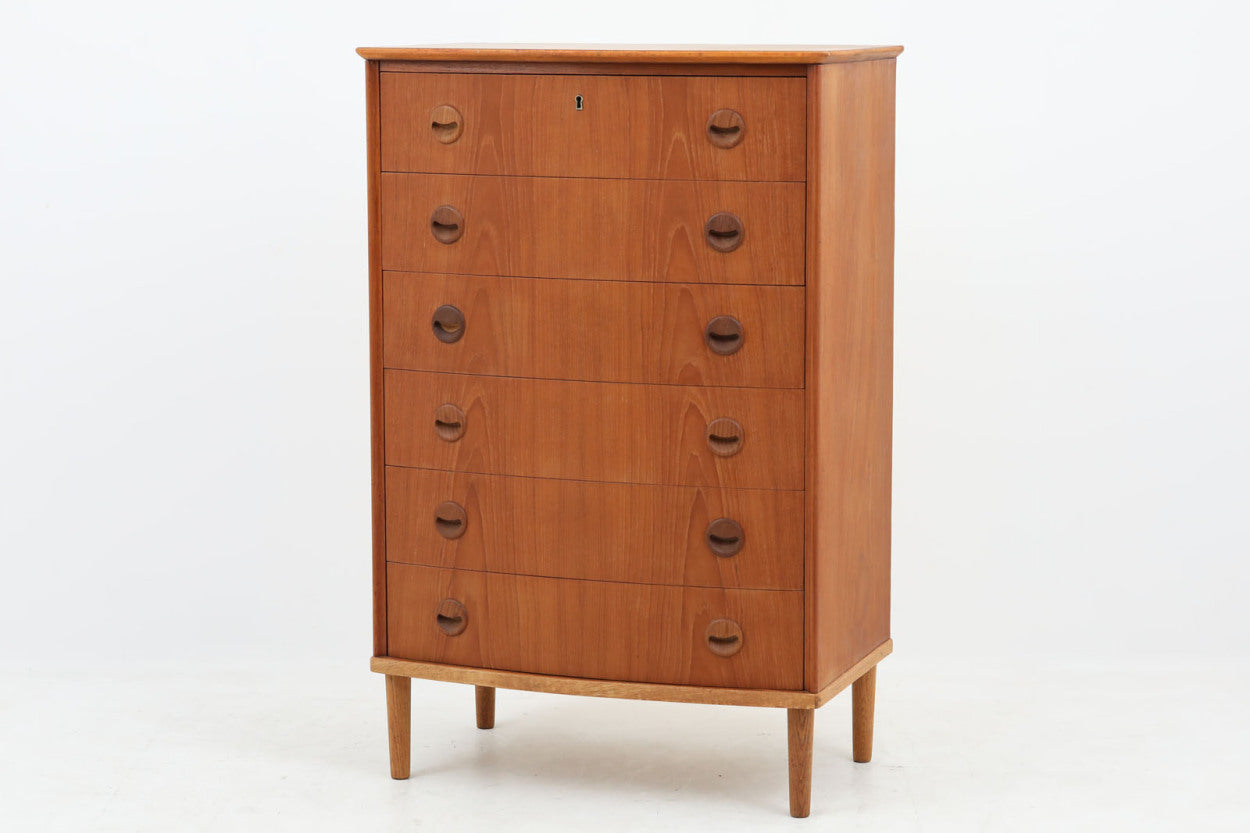 北欧より買い付けた6段チェストです。本体には木目が綺麗に揃った良質なチーク材が使用されており、脚にはオーク材が使用されています。丸みを帯びた素敵なデザインです。