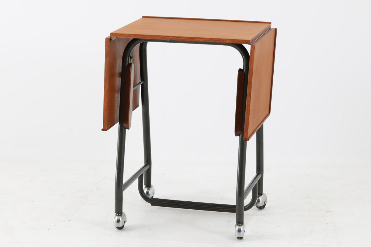 デンマークで買い付けました。天板の大きさは拡張出来、キャスターも付属していますので、使い勝手が良さそうです。スチールフレームにはチーク無垢材がジョイントされています。