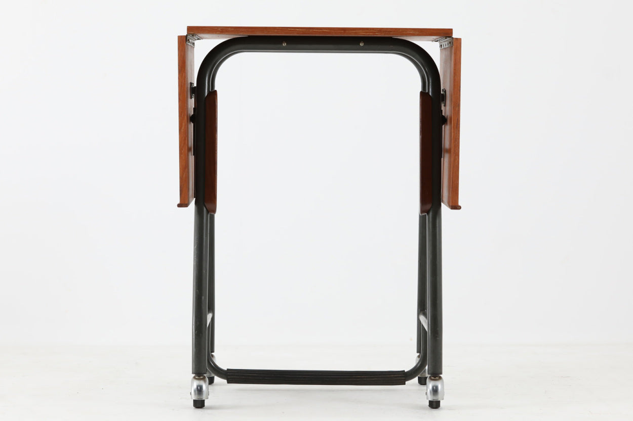 デンマークで買い付けました。天板の大きさは拡張出来、キャスターも付属していますので、使い勝手が良さそうです。スチールフレームにはチーク無垢材がジョイントされています。