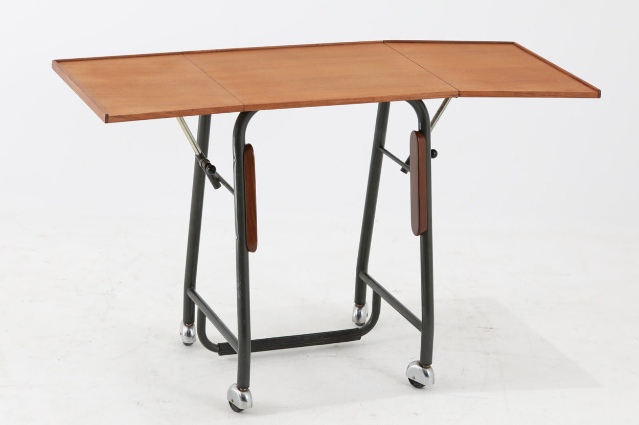 デンマークで買い付けました。天板の大きさは拡張出来、キャスターも付属していますので、使い勝手が良さそうです。スチールフレームにはチーク無垢材がジョイントされています。