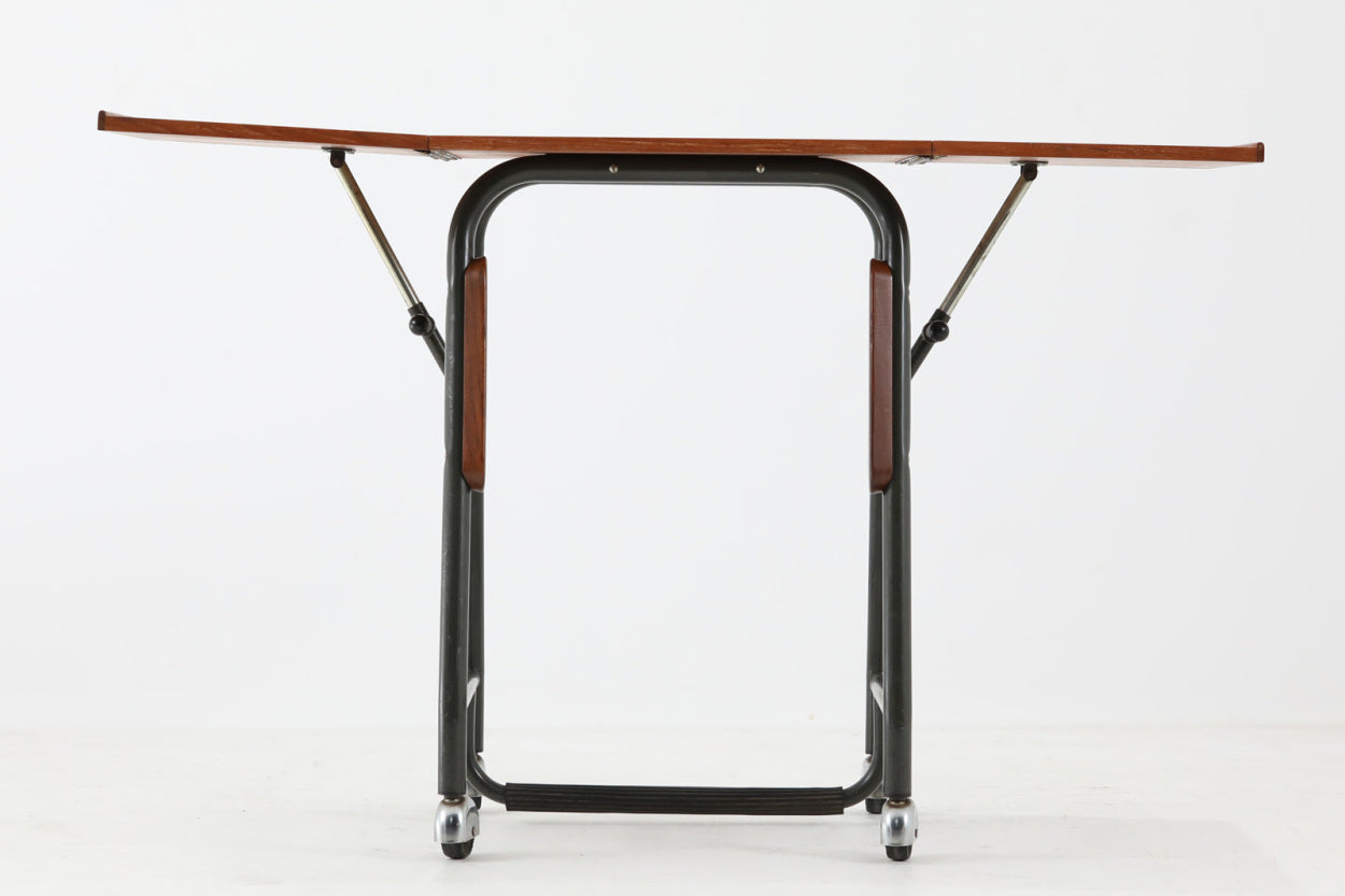 デンマークで買い付けました。天板の大きさは拡張出来、キャスターも付属していますので、使い勝手が良さそうです。スチールフレームにはチーク無垢材がジョイントされています。