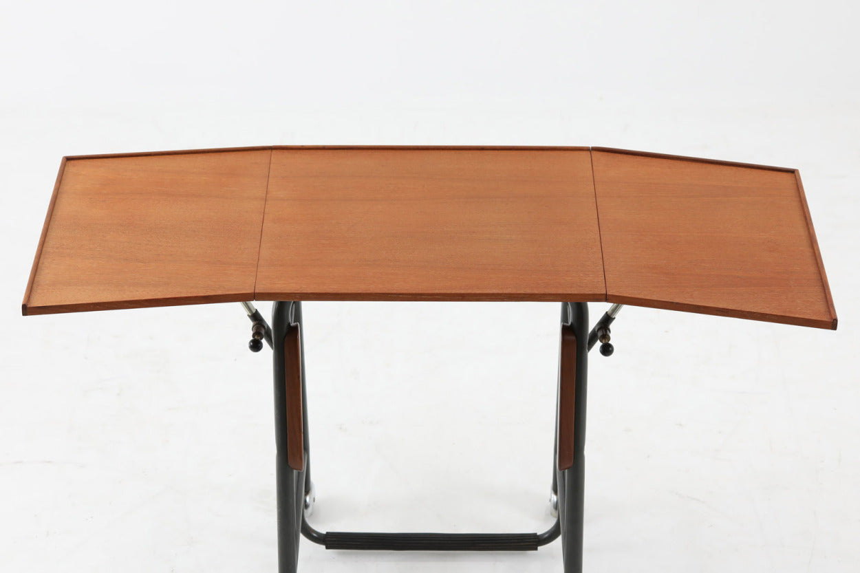 デンマークで買い付けました。天板の大きさは拡張出来、キャスターも付属していますので、使い勝手が良さそうです。スチールフレームにはチーク無垢材がジョイントされています。