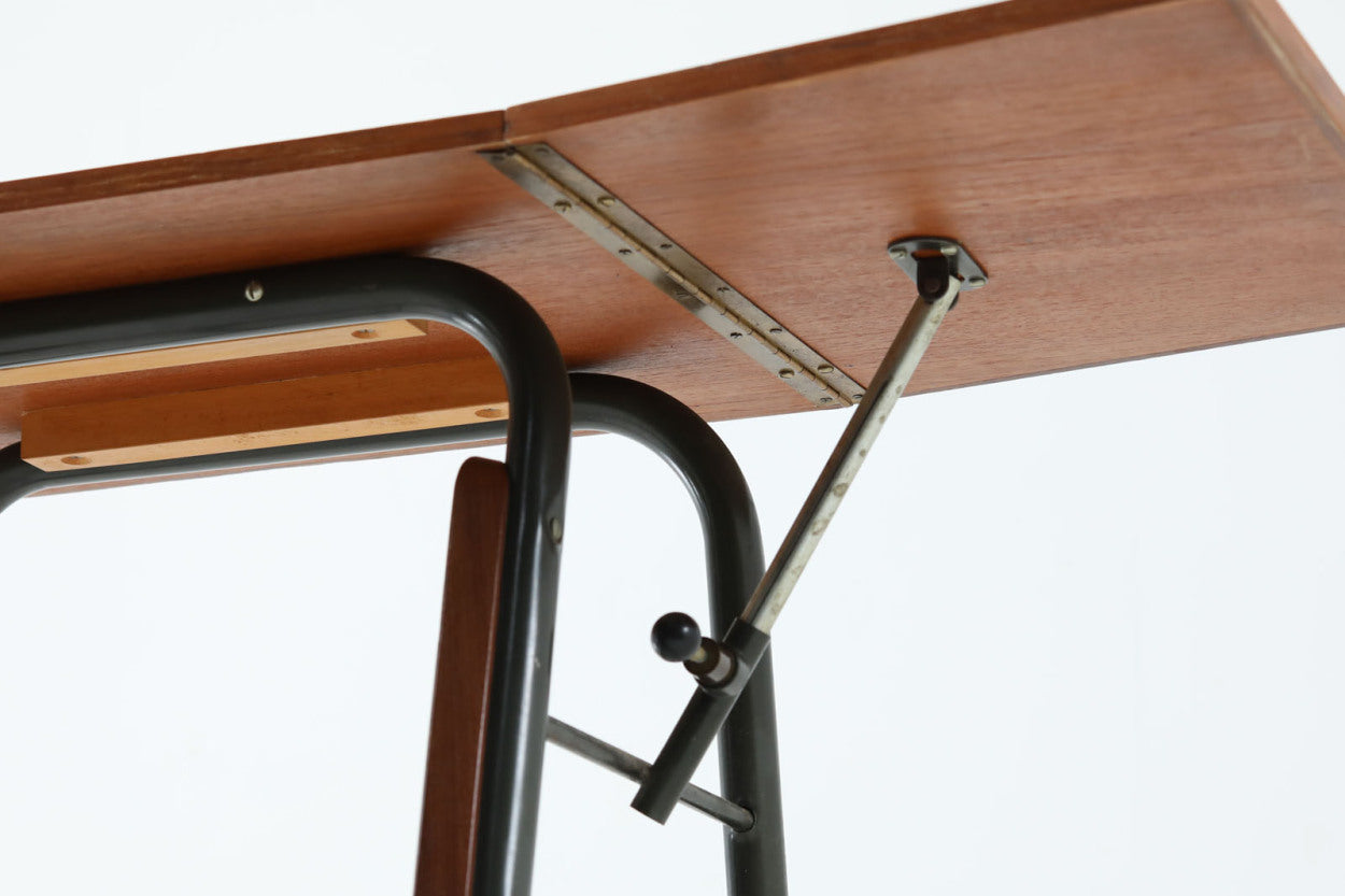 デンマークで買い付けました。天板の大きさは拡張出来、キャスターも付属していますので、使い勝手が良さそうです。スチールフレームにはチーク無垢材がジョイントされています。