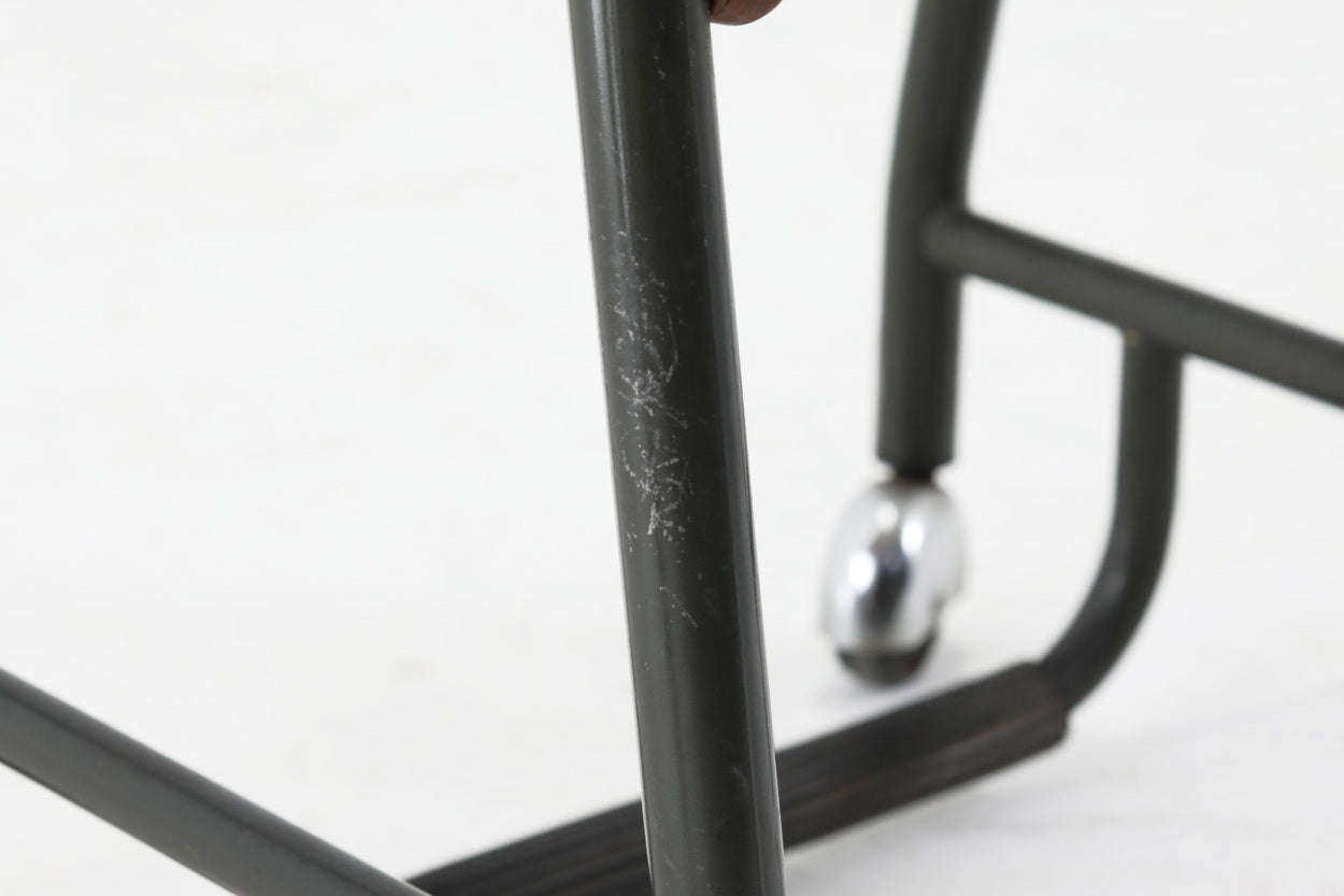 デンマークで買い付けました。天板の大きさは拡張出来、キャスターも付属していますので、使い勝手が良さそうです。スチールフレームにはチーク無垢材がジョイントされています。