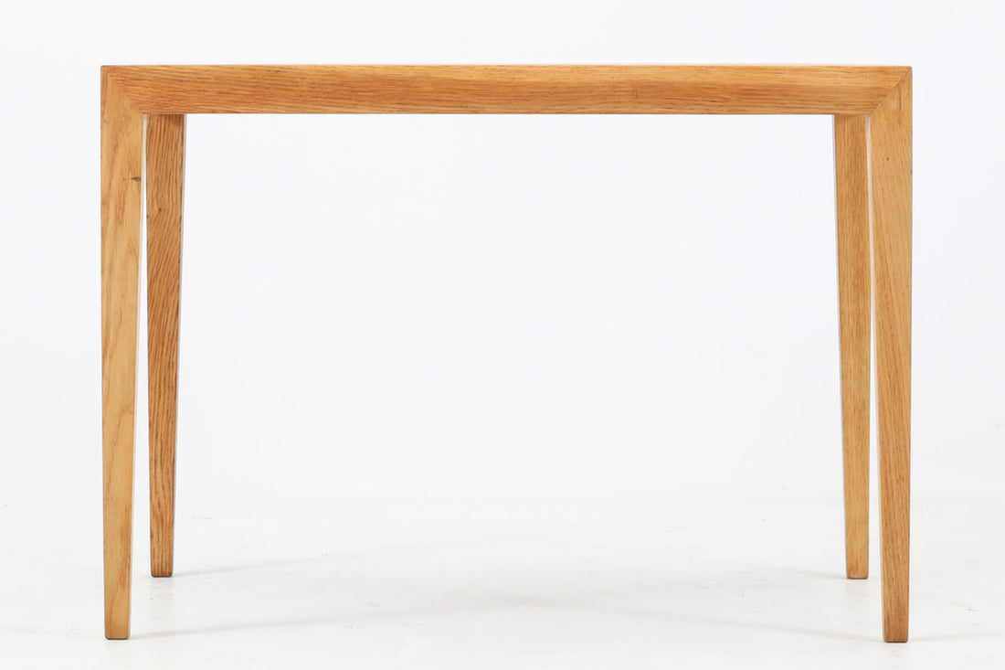 北欧より買い付けたサイドテーブルです。小ぶりなセンターテーブルとしてもお使いいただけます。天板と脚の角はトメ加工が施されています。SeverinHansenJr.の代表的なデザインです。希少なオーク材のモデルです。