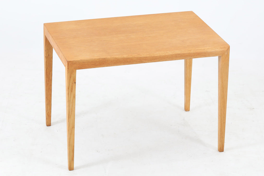 北欧より買い付けたサイドテーブルです。小ぶりなセンターテーブルとしてもお使いいただけます。天板と脚の角はトメ加工が施されています。SeverinHansenJr.の代表的なデザインです。希少なオーク材のモデルです。
