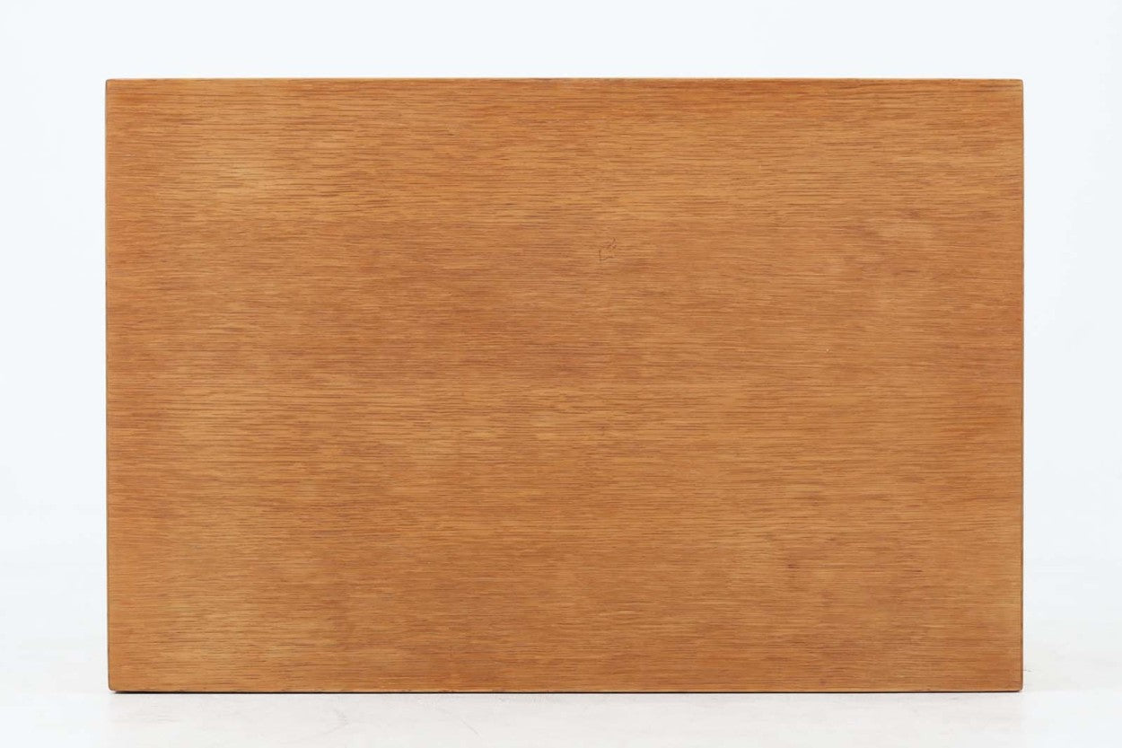 北欧より買い付けたサイドテーブルです。小ぶりなセンターテーブルとしてもお使いいただけます。天板と脚の角はトメ加工が施されています。SeverinHansenJr.の代表的なデザインです。希少なオーク材のモデルです。