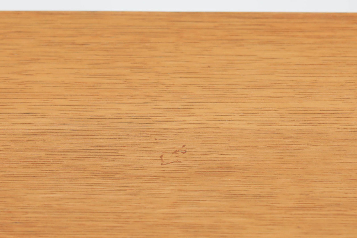 北欧より買い付けたサイドテーブルです。小ぶりなセンターテーブルとしてもお使いいただけます。天板と脚の角はトメ加工が施されています。SeverinHansenJr.の代表的なデザインです。希少なオーク材のモデルです。