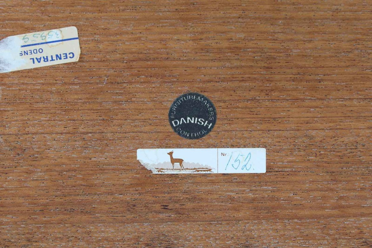 北欧より買い付けたサイドテーブルです。小ぶりなセンターテーブルとしてもお使いいただけます。天板と脚の角はトメ加工が施されています。SeverinHansenJr.の代表的なデザインです。希少なオーク材のモデルです。