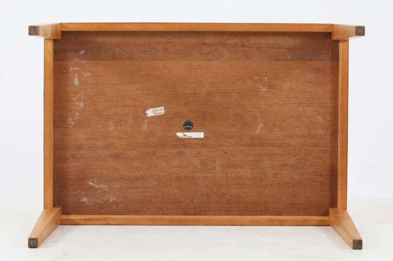 北欧より買い付けたサイドテーブルです。小ぶりなセンターテーブルとしてもお使いいただけます。天板と脚の角はトメ加工が施されています。SeverinHansenJr.の代表的なデザインです。希少なオーク材のモデルです。