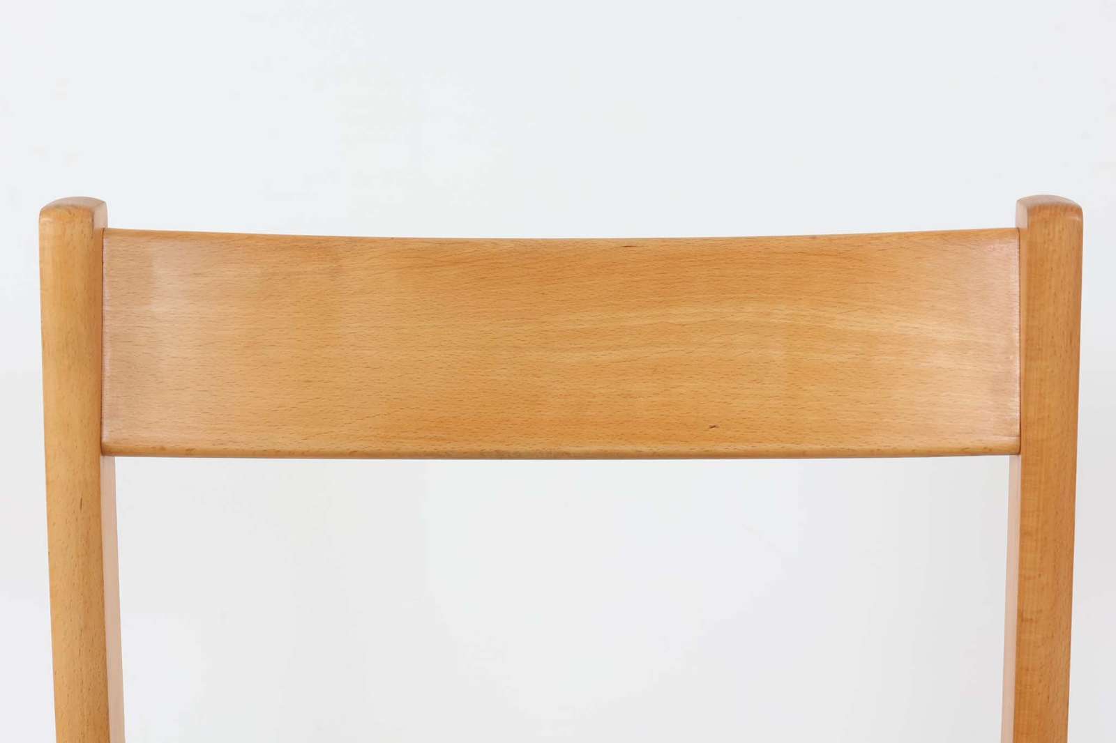 デンマークより買い付けたウェグナーデザインによるチェアです。