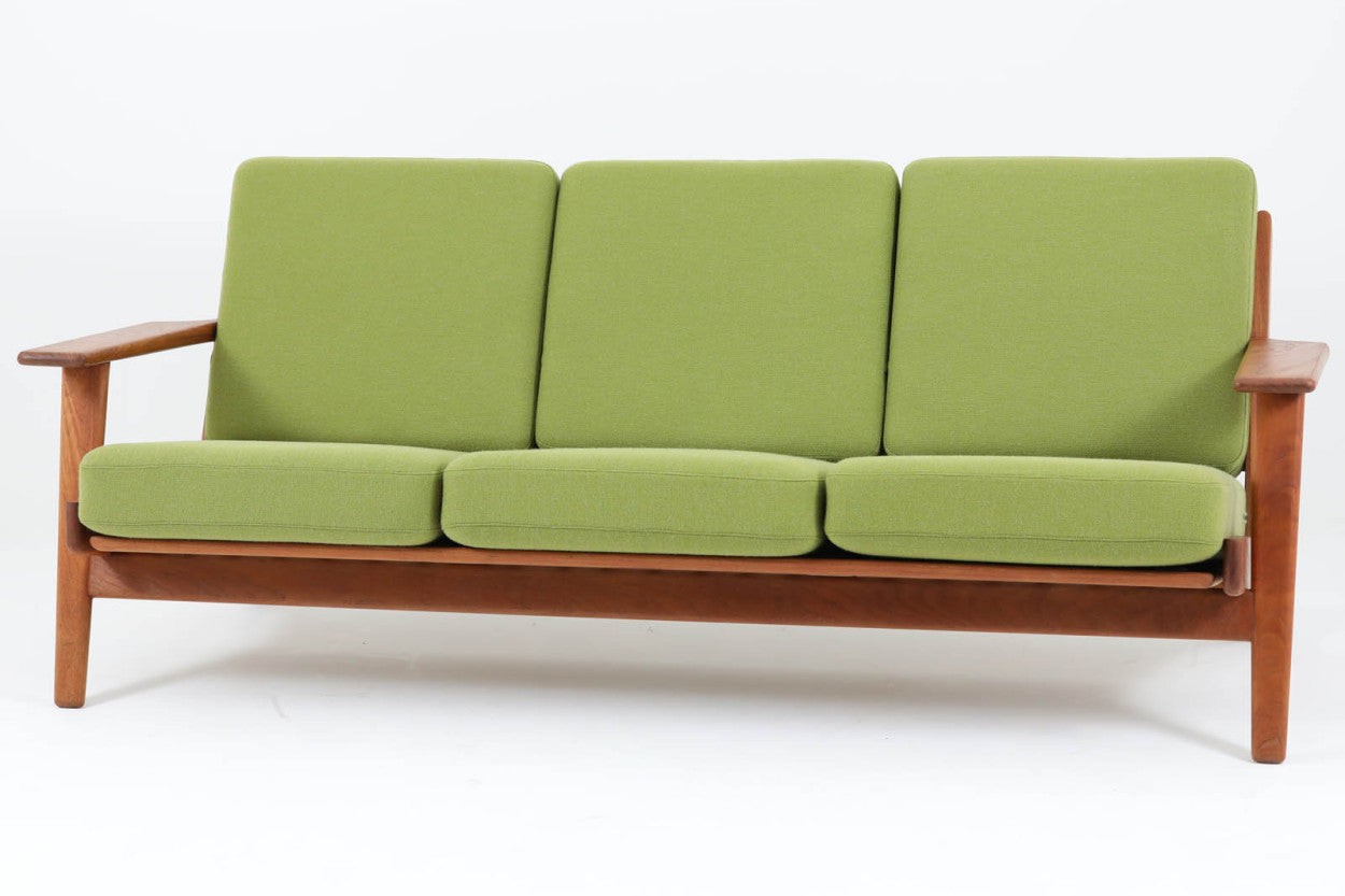 北欧家具を代表するソファ『GE290』です。現在リプロダクト品が販売されていますが、こちらは本物です。元々はベッド会社であるGETAmA社ならではのコイルスプリングが内包されたクッションの座り心地は、弾力があり心地良く、読書や映画などのリラックスタイムに最適です。立ち上がる際も適度なはね返りがあるので、動く時に億劫になる事はありません。HansJ.Wegnerならではの時代を超えた素晴らしいデザインです。横や背面から見るとまた違った表情を感じて頂けると思います。こちらは現行品では手に入れる事が出来ない、チーク材の非常に希少なモデルです。